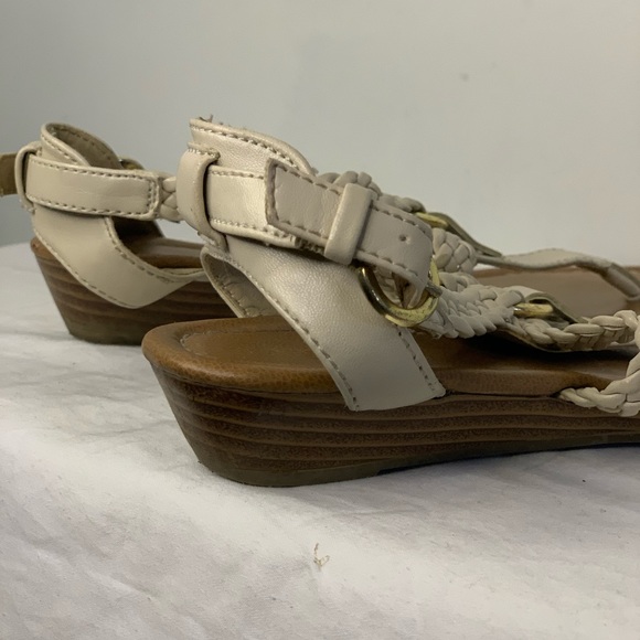 Light tan sandals. MAKE AN OFFER. - Picture 3 of 5